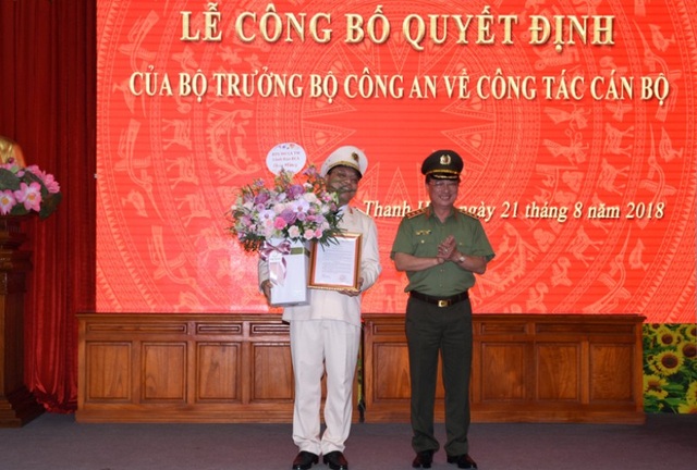Nguyên Phó Tổng cục trưởng Bộ Công an làm Giám đốc công an Thanh Hóa - 1
Thượng tướng Nguyễn Văn Thành, Ủy viên TW Đảng, Thứ trưởng Bộ Công an trao quyết định bổ nhiệm Giám đốc Công an Thanh Hóa cho Thiếu tướng Nguyễn Hải Trung