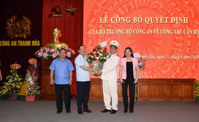 Lãnh đạo tỉnh Thanh Hóa tặng hoa chúc mừng tân Giám đốc Công an Thanh Hóa
