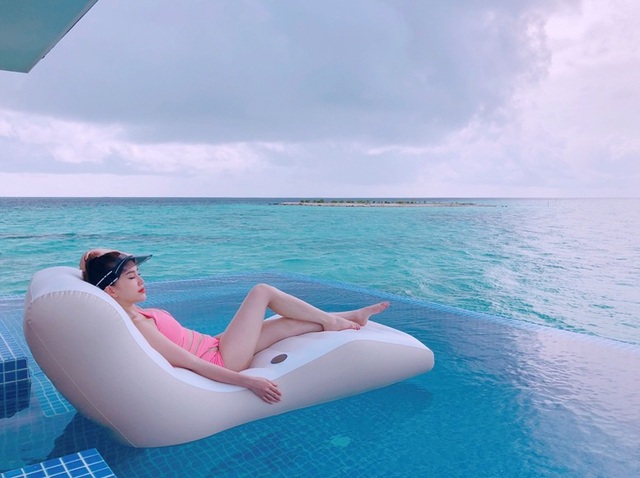 Bảo Thy khoe dáng gợi cảm vơi bikini tại Maldives - 4 Bảo Thy chia sẻ về chuyến du lịch của cô và gia đình: “Khoảng thời gian ở đây, Thy gần như sống một cuộc sống hoàn toàn khác những gì từ trước đến giờ. Thy không hề nghĩ về công việc, cũng không phải bận tâm quá nhiều về mọi thứ. Thy ở Maldives chỉ đơn giản là cho phép mình quên hết và tận hưởng từng khoảnh khắc bên gia đình. Chính chuyến đi này đã giúp Thy sạc đầy năng lượng. Đây là điều rất tốt để Thy có thể chuẩn bị hoạt động hết công suất cho loạt các dự án lớn sắp tới”.