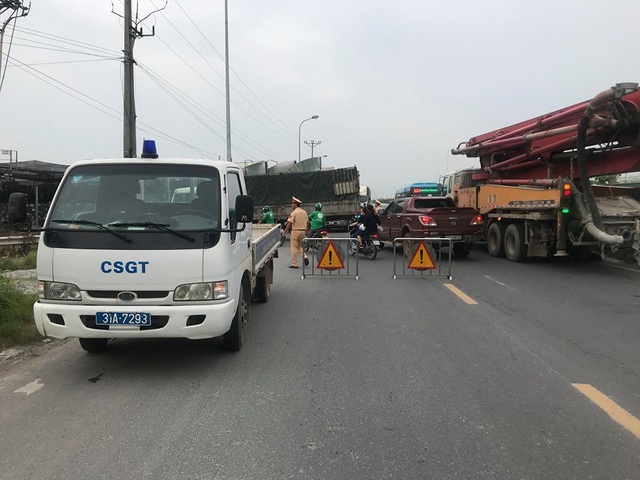 Hà Nội: Cháy lớn cạnh đại lộ Thăng Long, hàng trăm người hoảng loạn - 11 Lực lượng chức năng phong toả đường đi qua vụ cháy trên Đại lộ Thăng Long.