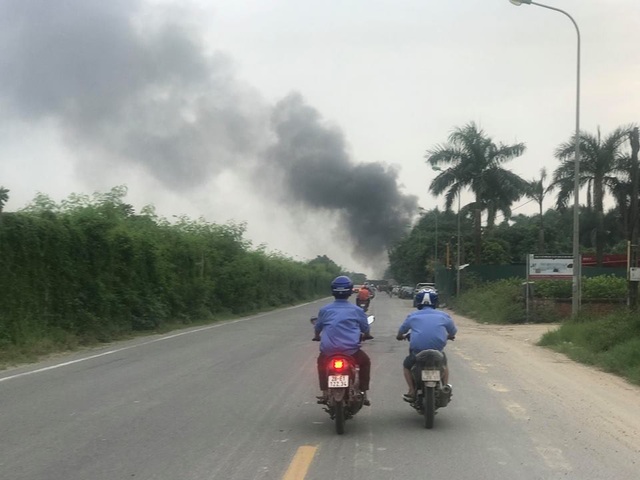 Hà Nội: Cháy lớn cạnh đại lộ Thăng Long, hàng trăm người hoảng loạn - 10 Cột khói cao hàng chục mét phát ra từ vụ cháy nhìn từ xa.