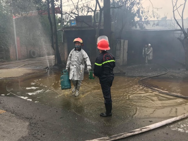 Hà Nội: Cháy lớn cạnh đại lộ Thăng Long, hàng trăm người hoảng loạn - 8 Nhiều bình gas được di chuyển ra ngoài đám cháy...