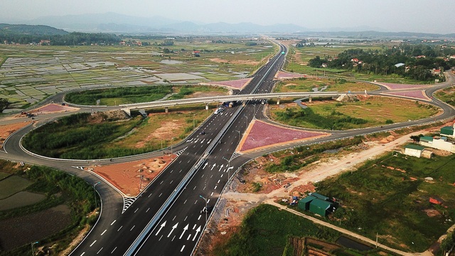 Cao tốc Hạ Long - Hải Phòng mất trộm hơn 100 tấm lưới chắn rác - 1 Hơn trăm tấm lưới chắn rác bằng gang trên cao tốc Hạ Long - Hải Phòng bị bốc hơi (ảnh báo QN)