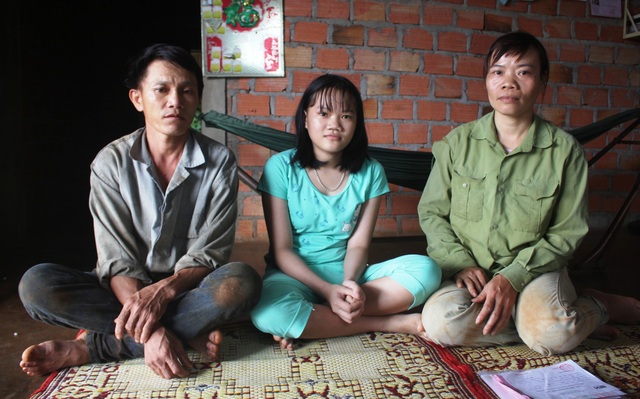 Bé gái 13 tuổi bị ung thư máu, mẹ đi khắp nơi kiếm lá thuốc cầm cự cho con - 1 Gia đình chị Tuyến đi vay mượn khắp nơi để chữa bệnh ung thư máu cho cháu Lý (ngồi ở giữa)