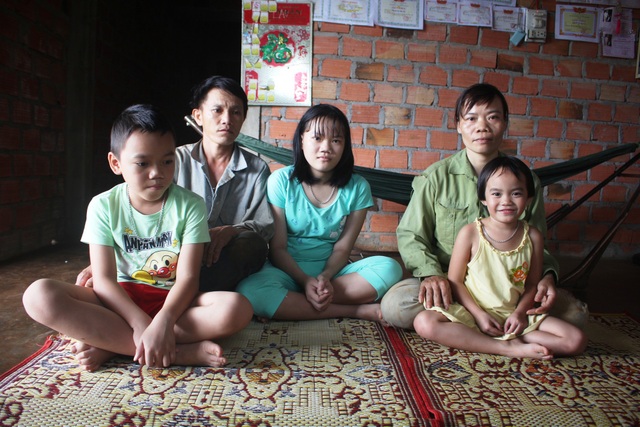 Bé gái 13 tuổi bị ung thư máu, mẹ đi khắp nơi kiếm lá thuốc cầm cự cho con - 4 Gia đình anh chị Tuyến cùng 3 đứa con còn thơ dại,