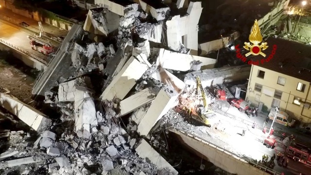 Video chưa từng công bố về khoảnh khắc sập cầu kinh hoàng ở Italy khiến 43 người chết - 1
Vụ sập cầu Morandi khiến ít nhất 43 người thiệt mạng. (Ảnh: Reuters)