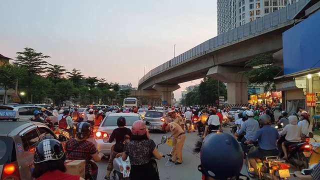 Hà Nội: Xe BMW gây tai nạn liên hoàn trên đường Nguyễn Trãi - 3 Vụ tai nạn làm tuyến đường Nguyễn Trãi ùn tắc cục bộ.