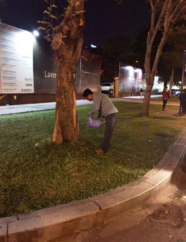 TPHCM muốn “phạt nguội” và công khai tên người "tè bậy" - 2 Người tè bậy bị lực lượng chức năng quận 1 yêu cầu dọn sạch hiện trường