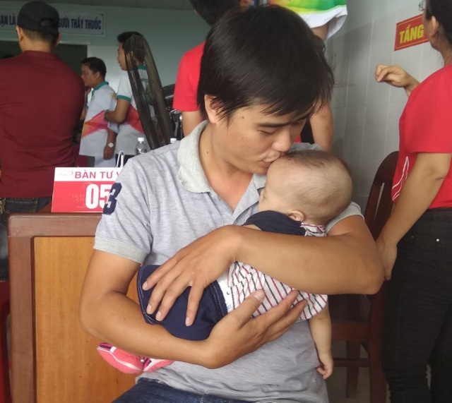 Hơn 2.000 trẻ em được khám sàng lọc tim bẩm sinh miễn phí - 2 Anh Võ Văn Hòa, ở thôn Tam Hòa, xã Đại Lộc, Quảng Nam cho biết, con mình bị T4F. Anh đã tự liên lạc với nhiều chương trình trên mạng nhưng đây là lần đầu tiên, con anh được mổ tim miễn phí.