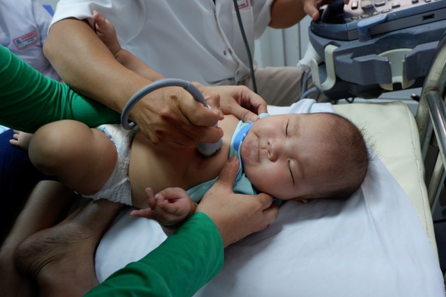 Hơn 2.000 trẻ em được khám sàng lọc tim bẩm sinh miễn phí - 3 Cháu Thảo Nguyên cũng được chẩn đoán bị T4F. Như một số bệnh nhân khác của đợt khám này, các bác sĩ ở Bệnh viện T.Ư Huế sẽ đảm nhận ca phẫu thuật.