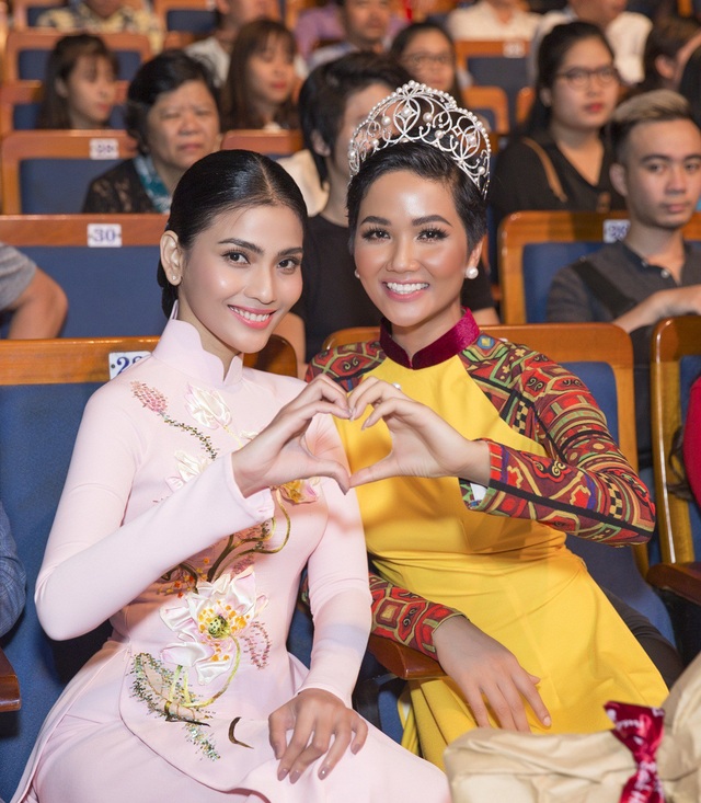 H'Hen Niê, Đỗ Mỹ Linh chúc mừng sinh nhật Trương Thị May trên sân khấu - 4 H'Hen Niê, Đỗ Mỹ Linh chúc mừng sinh nhật Trương Thị May trên sân khấu - 4