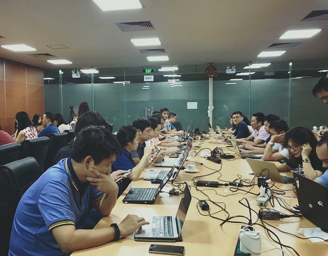 Nhà mạng lớn diễn tập thành công chuyển đổi 11 số về 10 số - 1 Trong đêm 17/8, các nhân viên kỹ thuật VNPT thức trắng đêm để thực hiện và giám sát quá trình chuyển đổi.