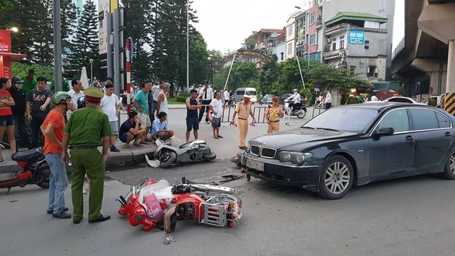 Hà Nội: Xe BMW gây tai nạn liên hoàn trên đường Nguyễn Trãi - 2 Hiện trường vụ tai nạn.