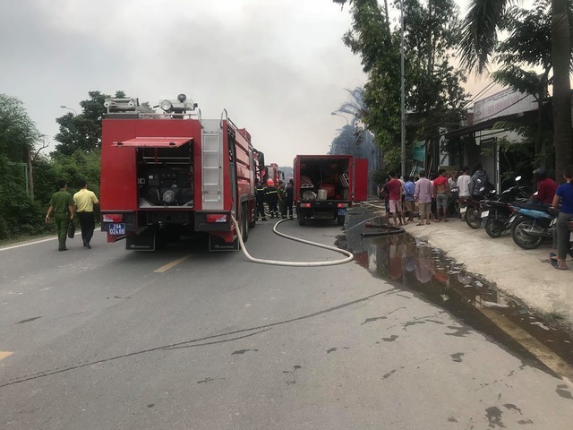 Hà Nội: Cháy lớn cạnh đại lộ Thăng Long, hàng trăm người hoảng loạn - 12 Lực lượng chữa cháy điều khoảng 10 xe chữa cháy đến hiện trường.
