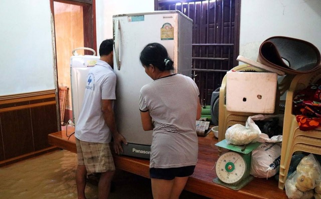 Nhiều vùng ở Nghệ An vẫn mênh mông nước lũ - 4 Người dân đưa hàng hóa và các vật dụng lên cao để hạn chế thiệt hại.