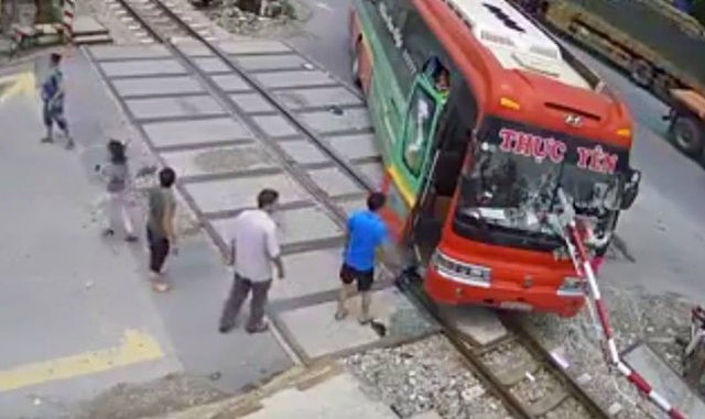 Nhân viên gác chắn chạy hàng trăm mét báo dừng tàu, tránh được thảm nạn thương tâm - 3 Xe khách lao vào gác chắn khi tàu đang đến