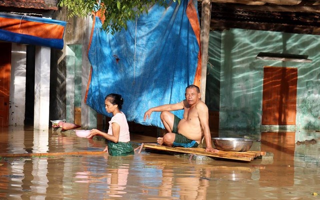 Nhiều vùng ở Nghệ An vẫn mênh mông nước lũ - 6 Nhận sự chỉ đạo của của chính quyền địa phương, người dân xã Thanh Xuân đã di tản đến vùng an toàn. Đây là địa phương bị thiệt hại nặng nề nhất của huyện Thanh Chương cho đến thời điểm này.