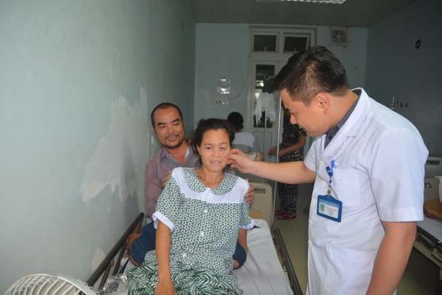 Cứu sống sản phụ mang bầu rau cài răng lược - 1 Bác sỹ BVHNĐK Nghệ An động viên thăm hỏi bệnh nhân Lành sau khi ca phẫu thuật thành công.