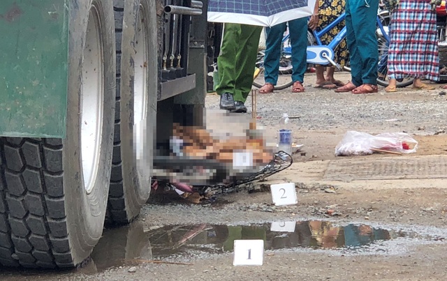Vừa đến trường sau kỳ nghỉ hè, bé gái lớp 4 tử nạn thương tâm - 1 Người thân và những người chứng kiến không cầm được nước mắt khi nhìn thấy bé nằm dưới gầm xe tải, tập sách vương vãi bên cạnh.