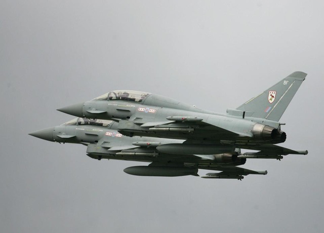 Máy bay Anh xuất kích chặn máy bay quân sự Nga áp sát không phận NATO - 1
Hai máy bay chiến đấu Typhoons (Ảnh: The Sun)