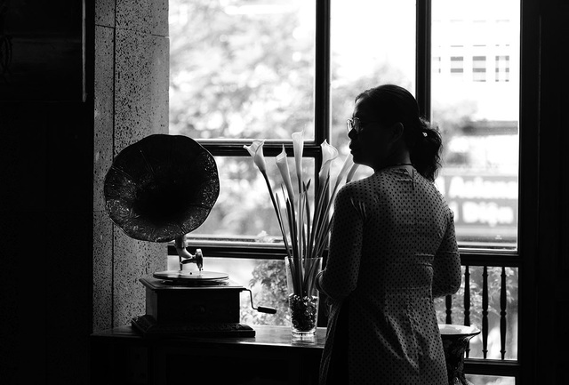 Cà phê hoài cổ khiến giới trẻ Sài Gòn mê mẩn - 3 Khung cửa sổ nhẹ nhàng trong quán cà phê.