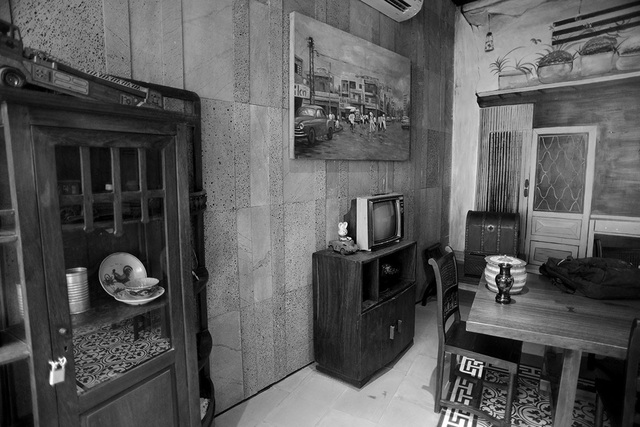 Cà phê hoài cổ khiến giới trẻ Sài Gòn mê mẩn - 8 Chủ quán sưu tầm nhiều vật dùng cũ trưng bày trong quán.