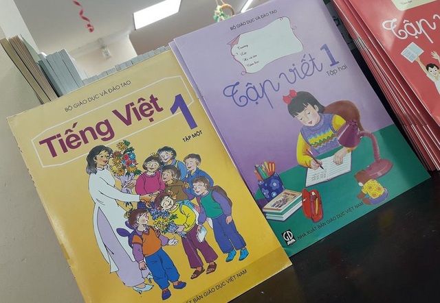 Sách lớp 1 hết sạch, phụ huynh TPHCM ngao ngán - 3
Trên kệ nhà sách FAHASA Nguyễn Huệ, TPHCM ngày 21/8 chỉ có đúng 2 đầu sách lớp 1 này, mỗi cuốn còn sót... 2 quyển.