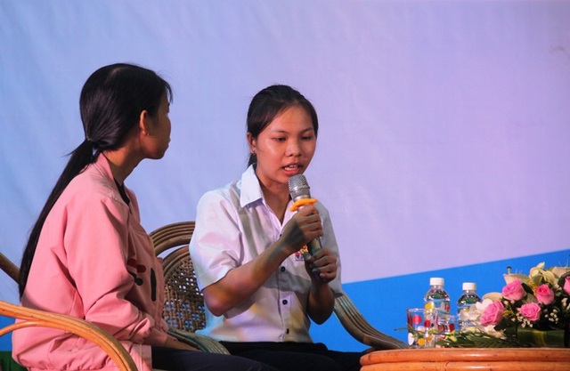 Bình Định: Trao 75 suất học bổng “tiếp sức” học sinh, sinh viên nghèo - 2
Em Nguyễn Thị Bích Mận (lớp 10A1, Trường THPT Nguyễn Hữu Quang, huyện Phù Cát, Bình Định) đang chia sẻ tại lễ trao học bổng.