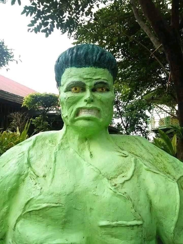 Du khách “khóc thét” trước những bức tượng siêu anh hùng tạo hình “ngô nghê” - 6 Có ai nhận ra đây là người khổng lồ xanh Hulk phi thường?