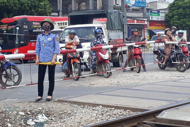 Nhân viên gác chắn chạy hàng trăm mét báo dừng tàu, tránh được thảm nạn thương tâm - 2 Chị Trần Thị Nhẽ cũng phối hợp nhịp nhàng với anh Thành và người dân xử lý sự cố