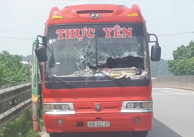 Vụ xe khách tông rào chắn đường sắt: Tài xế đang bị treo bằng - 2 Chiếc xe khách bị rào chắn đường sắt xuyên thủng kính