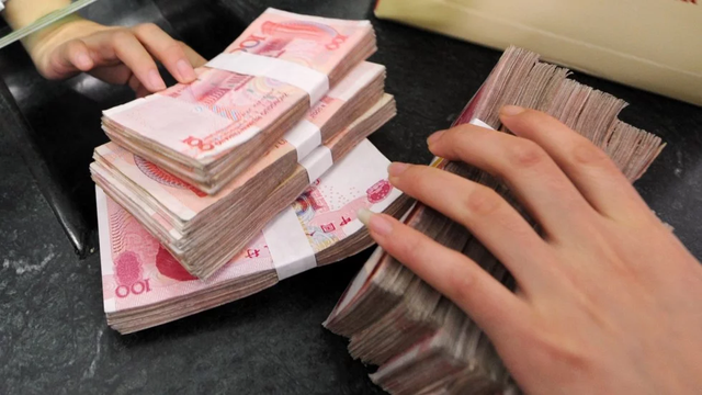 Ngân hàng Trung Quốc đe dọa trừng phạt những người quay lưng với tiền mặt - 1 Ngân hàng trung ương Trung Quốc đã bắt đầu đe dọa trừng phạt những ai từ chối nhận tiền mặt và buộc khách hàng phải dùng thanh toán điện tử. (Nguồn: AFP)