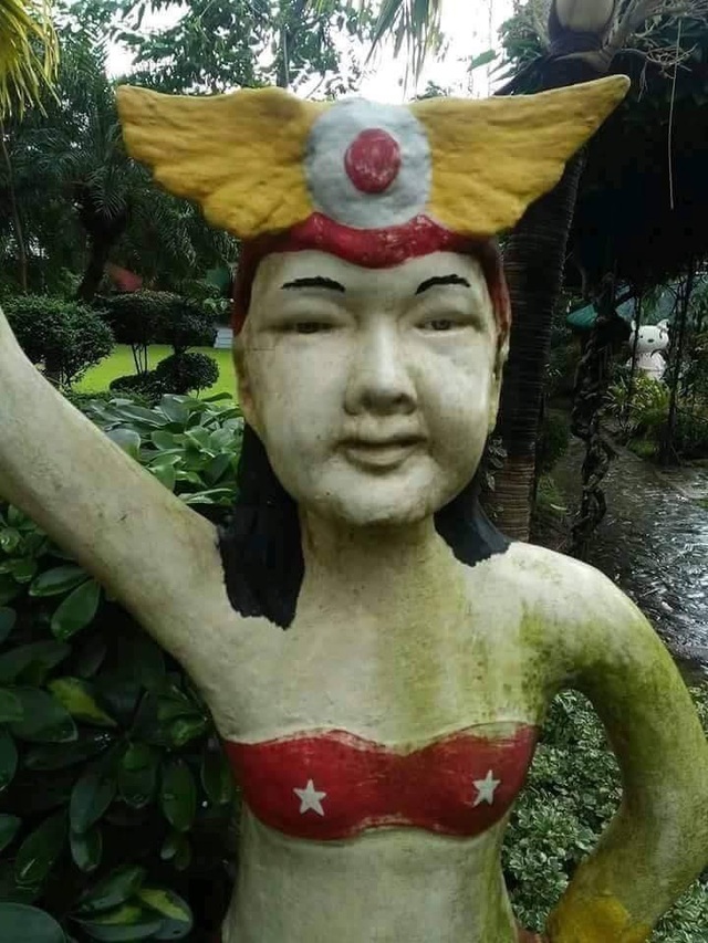 Du khách “khóc thét” trước những bức tượng siêu anh hùng tạo hình “ngô nghê” - 2 Đây là hình ảnh của Wonder Woman - Nữ thần chiến binh khi chưa qua chỉnh sửa photoshop?