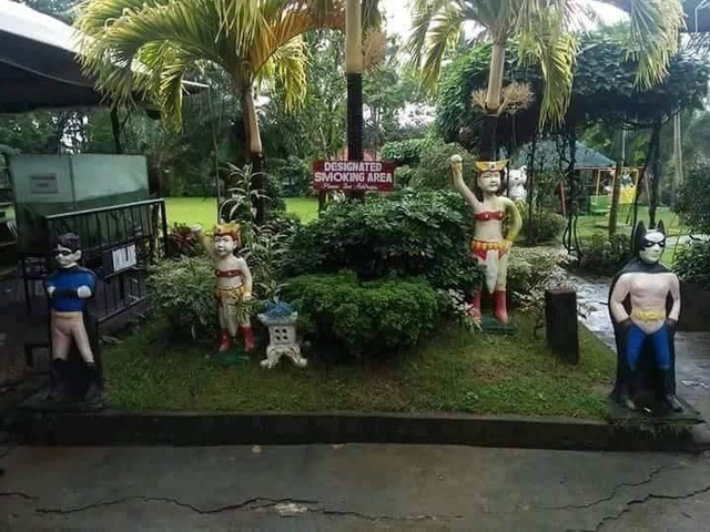 Du khách “khóc thét” trước những bức tượng siêu anh hùng tạo hình “ngô nghê” - 8 Các siêu anh hùng hội tụ
