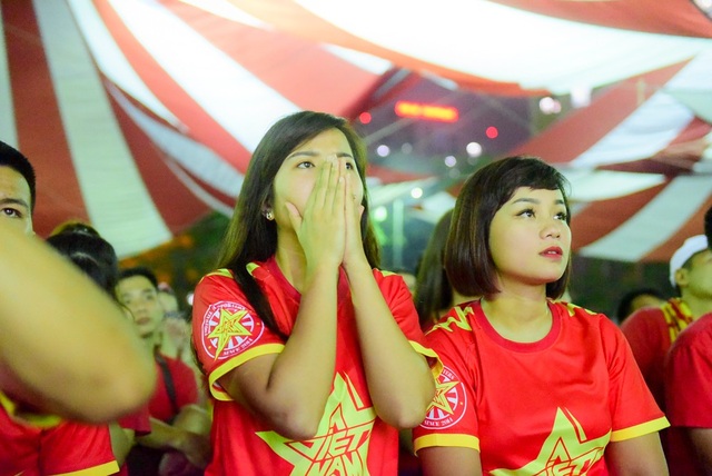 Người hâm mộ Việt Nam ăn mừng chiến thắng trước Bahrain - 6
Vào phút 24 lưới của U23 Việt Nam đã rung lên nhưng trọng tài đã bắt lỗi việt vị của cầu thủ Bughammar, khiến nhiều cổ động viên thở phào.