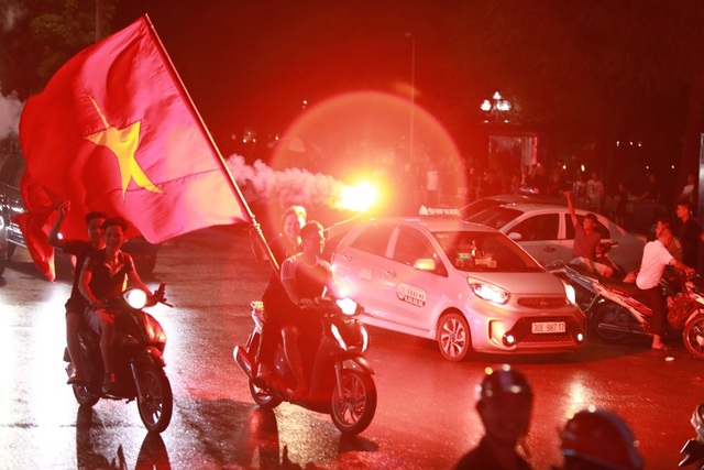 Người hâm mộ Việt Nam ăn mừng chiến thắng trước Bahrain - 10
Sau chiến thắng nhiều cổ động viên đã tập trung tại hồ Hoàn Kiếm để ăn mừng chiến thắng của đội tuyển U23 Việt Nam.