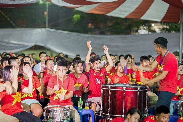 Người hâm mộ Việt Nam ăn mừng chiến thắng trước Bahrain - 4 Trống được đánh liên tục mỗi khi đội tuyển U23 Việt Nam lên bóng sang phần sân của đội bạn.