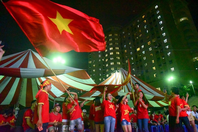 Người hâm mộ Việt Nam ăn mừng chiến thắng trước Bahrain - 3 Những cổ động viên ở đây chủ yếu mặc áo cờ đỏ sao vàng, cùng nhau vẫy cờ hò reo cổ vũ cho đội nhà.