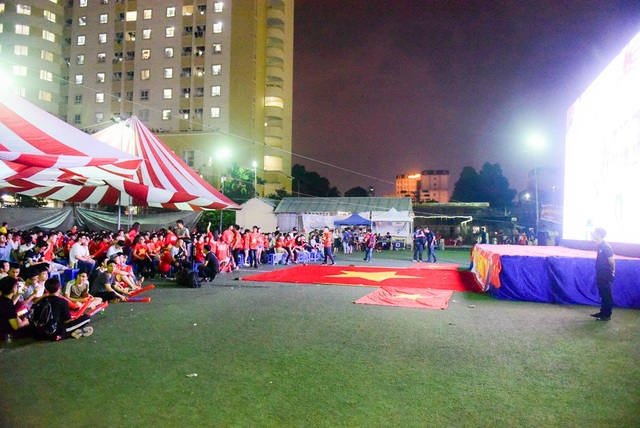 Người hâm mộ Việt Nam ăn mừng chiến thắng trước Bahrain - 1
Tại sân đá bóng của Đại học Y Hà Nội, nơi tổ chức xem bóng đá bằng màn hình khổ lớn, hàng trăm cổ động viên đã đến tham gia cổ vũ cho đội tuyển U23 Việt Nam trong trận gặp U23 Bahrain.