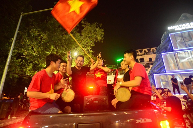 Người hâm mộ Việt Nam ăn mừng chiến thắng trước Bahrain - 14 Người hâm mộ Việt Nam ăn mừng chiến thắng trước Bahrain - 14