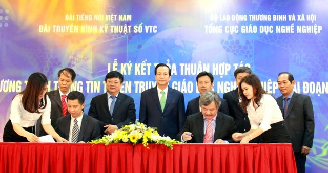 Bộ trưởng Đào Ngọc Dung: 26 trường nghề cam kết tạo việc làm cho người học - 1
Lễ ký kết hợp tác về tuyên truyền giáo dục nghề nghiệp giai đoạn 2018-2020. (Ảnh: Phúc Thanh)