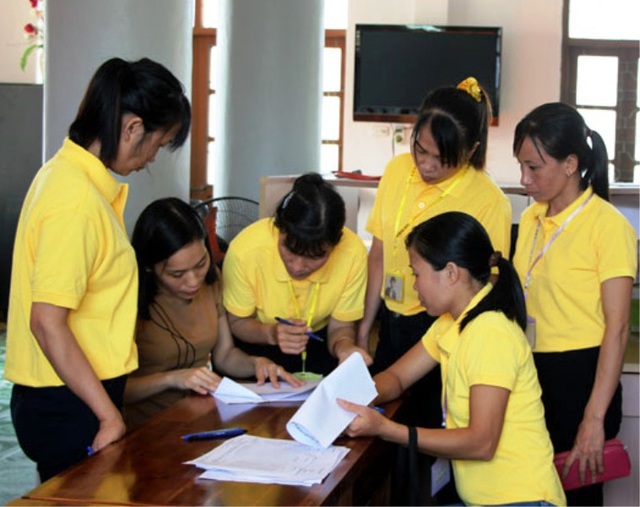 Hà Nam: Thí điểm đưa 13 lao động sang Hàn Quốc làm việc thời vụ - 1 Người lao động ký kết các văn bản chuẩn bị lên đường sang Hàn Quốc làm việc theo thí điểm thời vụ (ảnh: Báo Hà Nam)