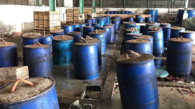 Sau vụ quán cơm tấm sử dụng nguyên liệu “lạ”, phát hiện cơ sở ớt ngâm muối lẫn côn trùng - 1 Sau vụ quán cơm tấm sử dụng nguyên liệu “lạ”, phát hiện cơ sở ớt ngâm muối lẫn côn trùng - 1