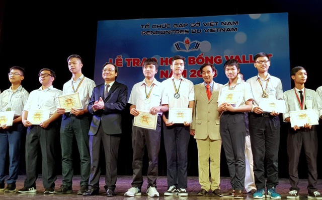 Trao 500 suất Học bổng Vallet cho học sinh ưu tú toàn miền Bắc - 1
Bộ trưởng Phùng Xuân Nhạ cùng GS Odon Vallet trao học bổng cho các học sinh có thành tích xuất sắc trong các kì thi Quốc tế năm học 2017 – 2018.