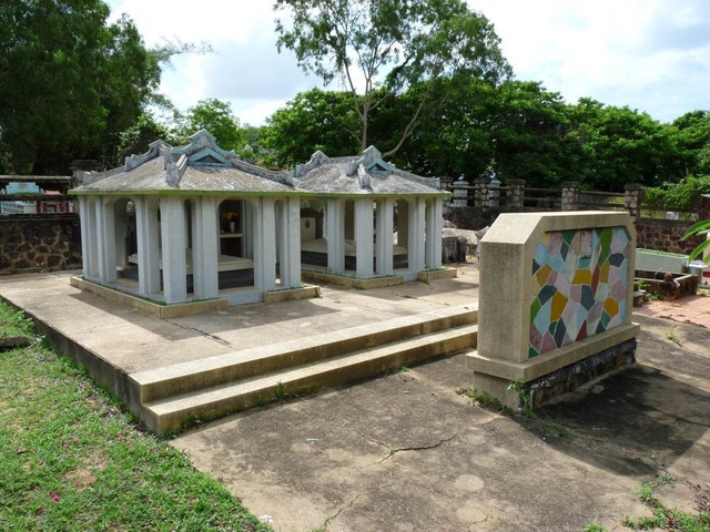 Mộ vợ chồng ông Bát Xì.