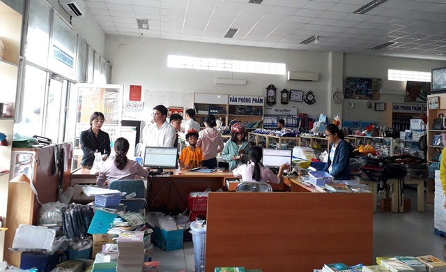 Cần Thơ: Phụ huynh than trời vì sách giáo khoa khan hiếm - 1 Khách hàng mua sách cho con ở nhà sách thiết bị giáo dục Cần Thơ