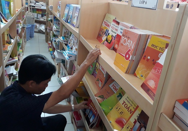 Cần Thơ: Phụ huynh than trời vì sách giáo khoa khan hiếm - 2 Phụ huynh tìm mua sách lớp 6 cho con