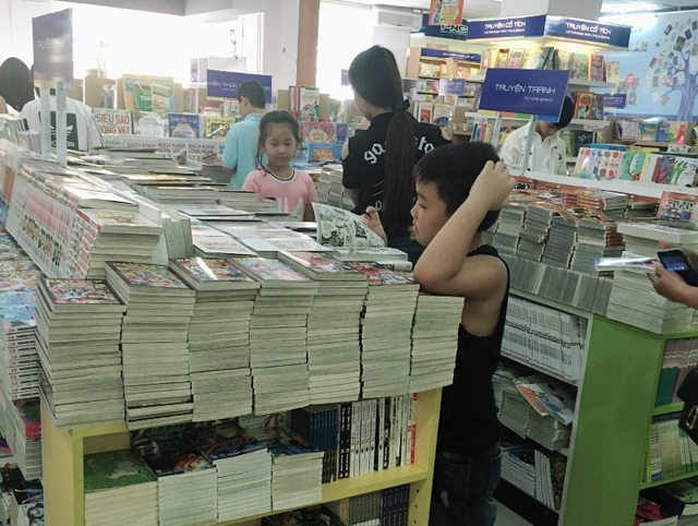 Cần Thơ: Phụ huynh than trời vì sách giáo khoa khan hiếm - 3 Khách hàng tìm mua sách ở nhà sách Phương Nam Cần Thơ