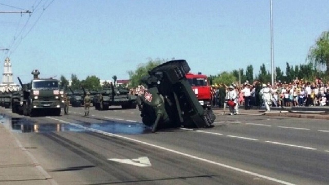 Xe tăng lật nhào sau lễ duyệt binh ở Nga (Ảnh: RT)