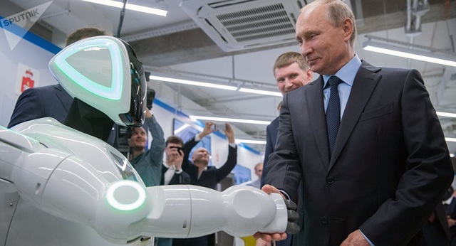 Công nghệ phát triển robot hàng đầu thế giới của Nga - 6 Tổng thống Putin bắt tay một robot (Ảnh: Sputnik)